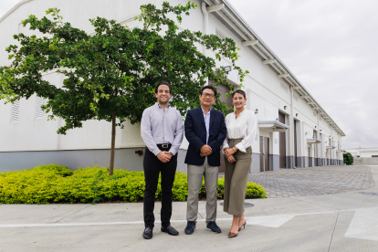 Mario Costa, Gerente de Marketing Minutocorp; Wang Bin, Vicepresidente de la Cámara de Comercio Ecuatoriano China y Priscila Ortega, Jefe de Ventas de ALMAX