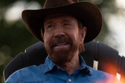 Chuck Norris, actor y leyenda de las artes marciales, consolidó su fama en Hollywood con películas de acción y series televisivas.