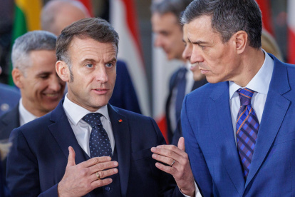 El presidente del Gobierno español, Pedro Sánchez, y el presidente francés Enmanuel Macron, durante la reunión formal de los miembros del Consejo Europeo en Bruselas, Bélgica, este jueves.