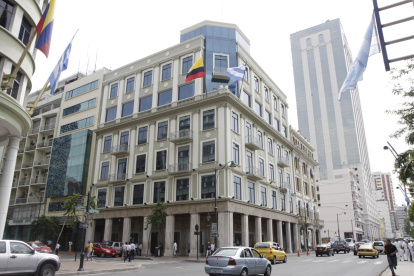 Fachada del edificio de la Prefectura del Guayas, ubicado en el centro de Guayaquil.