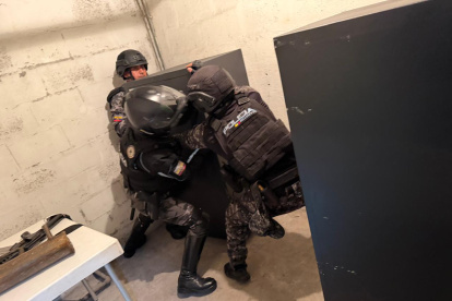 Este 20 de marzo de 2026, la Policía Antinarcoticos de Quito encontró dinero en una caja fuerte en un edificio de la capital.