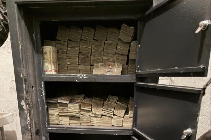 La Policía Antinarcoticos de Quitoforzó la seguridad de la caja fuerte para sacar el dinero.