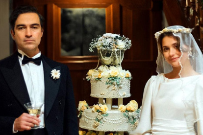 La obra narra tres generaciones en la vida del clan Trueba-Del Valle, una prolífica familia marcada por las excentricidades y la violencia.