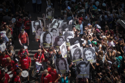 Fotografía del 24 de marzo de 2024 que muestra a personas manifestándose en el aniversario del golpe de Estado en Buenos Aires (Argentina).