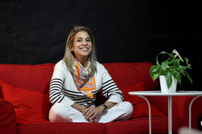 La novela debut de la escritora, La hija de la española (2019), fue un éxito mundial traducido a más de 20 idiomas.