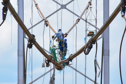 A un año del colapso, los trabajos de desmontaje del puente Gonzalo Icaza Cornejo avanzan en el río Daule, mientras la nueva estructura aún no inicia su construcción.