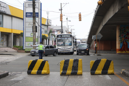 En los primeros minutos del cierre, en la mañana del viernes 20 de marzo de 2026, hubo apenas dos uniformados de la ATM dirigiendo el tránsito vehicular.