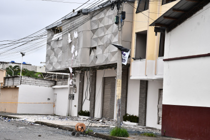 Afectados. Una iglesia también fue víctima colateral de los ataques con explosivos.
