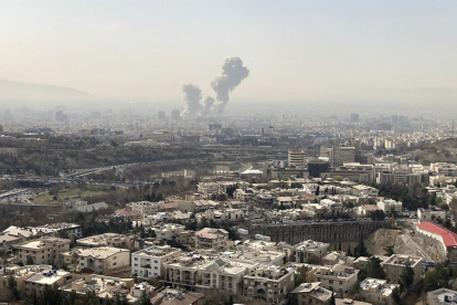 Una columna de humo emerge del centro de Teherán tras un ataque israelí este sábado.