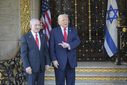 El primer ministro israelí, Benjamín Netanyahu (i), a su llegada este lunes para una reunión con el presidente de EE.UU.