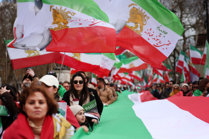 Iraníes extranjeros, flameando la bandera de la "República Islámica de Irán".