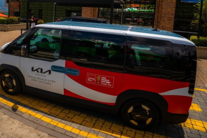 Uno de los carros Kia de la comitiva que llevó el trofeo del Mundial en su paso por Ecuador.