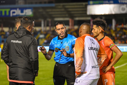 Varias decisiones del árbitro Gabriel González fueron reclamadas por entrenadores y jugadores de Libertad y Barcelona.