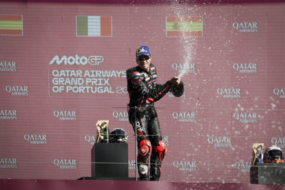 Marco Bezzecchi de Aprilia dio la sorpresa en Portugal ante otros favoritos.