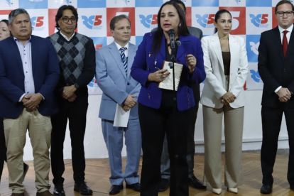 Gabriela Rivadeneira, presidenta de la Revolución Ciudadana, junto a varias de sus figuras.