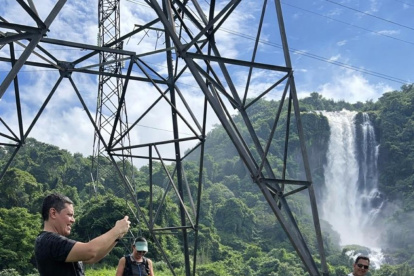 La cascada al fondo parecía real y convincente, pero había sido intervenida con inteligencia artificial.