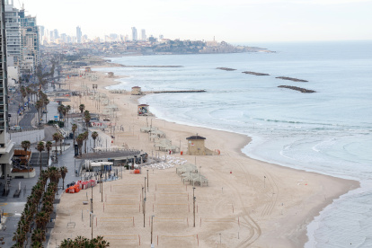 Las playas de Tel Aviv, semivacías.