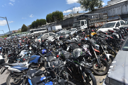 Motocicletas retenidas en Quito por incumplimiento de normas de tránsito y condiciones técnicas.