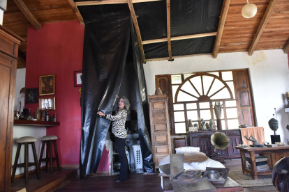 Afectación. Una roca destruyó parte del techo de la vivienda de Mariana Fernández en Guápulo hace 10 meses.