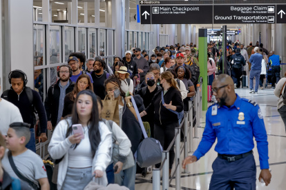 Largas filas se han formado en los principales aeropuertos de Estados Unidos, como es el caso de Atlanta.