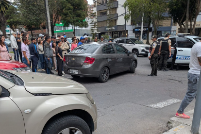 Los sospechosos trataron de subir a la vícitma al vehículo que conducía una mujer.