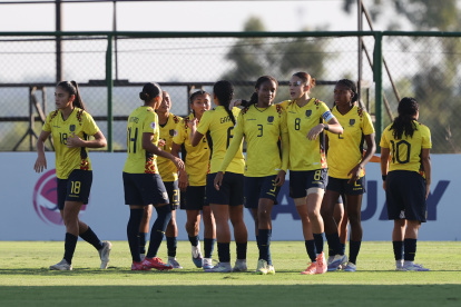 Jugadoras de Ecuador celebran un gol en un partido del Sudamericano Femenino Sub-20.