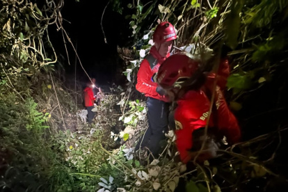 Bomberos Quito evacuaron a menores extraviados en una zona boscosa de difícil acceso en Conocoto.