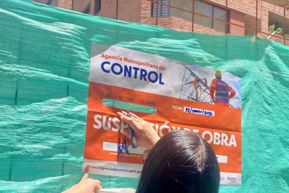 La AMC colocó sellos de suspensión de obra en la construcción.