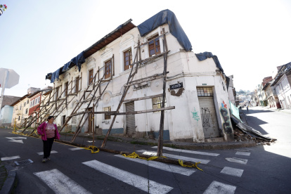 Solo la fachada de la casa patrimonial en la Tola es lo que la mantiene en pie. Se realizó un apuntalamiento.