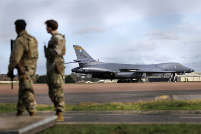 Miembros del Ejército de Estados Unidos junto a una nave.