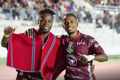 Los jugadores de Mushuc Runa festejan el triunfo sobre Emelec