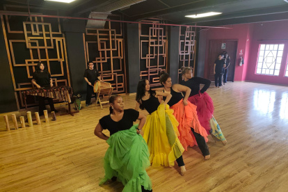 Una propuesta escénica que rescata la memoria, la lucha y la identidad afroesmeraldeña desde la danza, la música y la autogestión cultural.