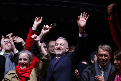 El candidato a la alcaldía por el Partido Socialista (PS) y la coalición de izquierda, Emmanuel Grégoire (C), celebra con sus seguidores en París, Francia. EFE/Yoan Valant