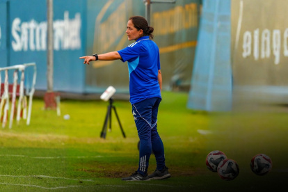 Ecuador exporta talento: Vanessa Arauz triunfa como DT en la selección de Chile