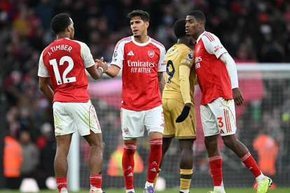 Piero Hincapié (c) se ha vuelto trascendental con Arsenal como lateral izquierdo o como central.