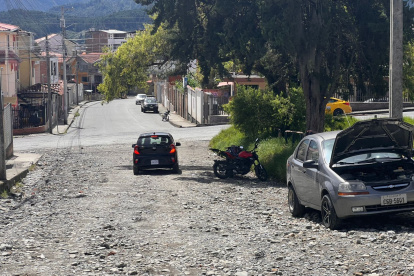 Calles Hungría y Alemania, en el barrio Isidro Ayora de Loja, permanecen sin asfaltado, lo que dificulta la movilidad vehicular y peatonal.