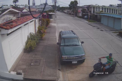 El sujeto en la moto ha sido señalado por moradores por ser autor de varios robos.