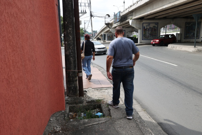 Entre las avenidas Carlos Julio Arosemena y Las Monjas, las aceras no son amigables para el peatón. Incluso hay alcantarillas sin tapa.