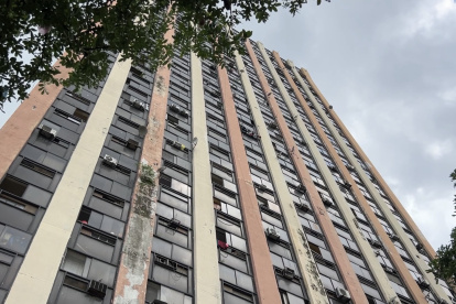 El edificio El Fórum se inauguró en 1981 y cuenta con 28 pisos y una terraza. En su parte superior albergó durante años una antena.