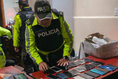 En el negocio no pudieron justificar la procedencia de los celulares.