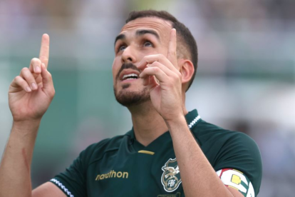 Jhasmani Campos, volante de la selección de Bolivia, realiza un gesto de agradecimiento durante un enfrentamiento