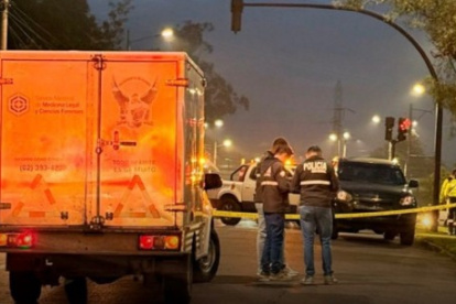 Autoridades investigan el hallazgo de dos cadáveres con impactos de bala en la Panamericana Norte, en el sector Carcelén Alto de Quito.