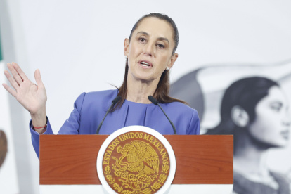 La presidenta de México, Claudia Sheinbaum, habla durante una rueda de prensa este miércoles, en el Palacio Nacional de la Ciudad de México (México).