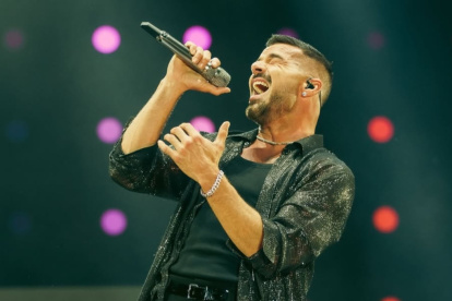 El éxito internacional del Rey del Pop Latino se consolidó aún más con su cuarto álbum, Vuelve