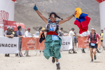 Yanna Guillín sacó la bandera de Ecuador antes de llegar a la meta y ser la única mujer en conquistar el Tunari durante la prueba extrema en suelo boliviano.
