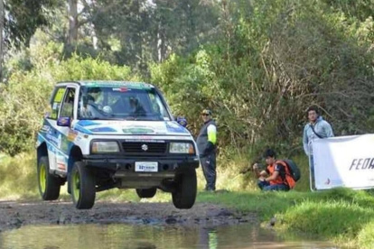 Pablo Mora, corredor local de rally en medio de la gravilla y la velocidad extrema.
