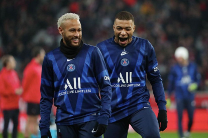 Neymar (i) y Mbappé compartieron en París Saint-Germain.