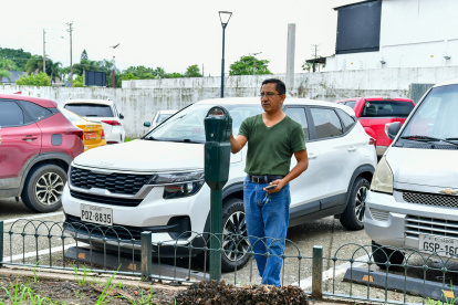 Una zona tarifada es la parte exterior de la Clínica Kennedy de Samborondón.