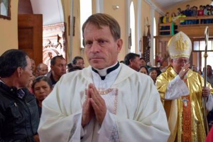 El sacerdote Maximiliano José Estupiñán Gaisbauer fue hallado sin vida el lunes 23 de marzo de 2026 en su casa, en Guayllabamba.