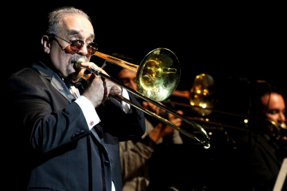 Fotografía de archivo del 29 de junio de 2017 que muestra al músico y compositor de salsa Willie Colón presenta su espectáculo “Tour 50 Aniversario” en Guadalajara (México).